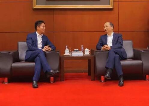 中國工商銀行董事長(cháng)易會(huì )滿(mǎn)和京東集團董事局主席兼首席執行官劉強東見(jiàn)證了雙方合作協(xié)議的簽署。 