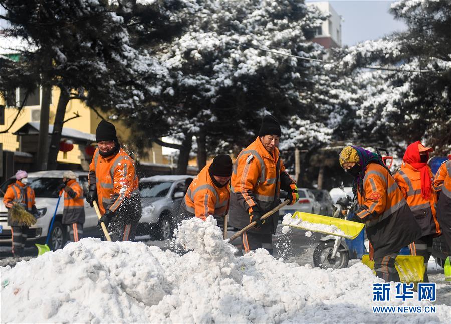 （社會(huì )）（1）長(cháng)春環(huán)衛工人清雪保路暢 