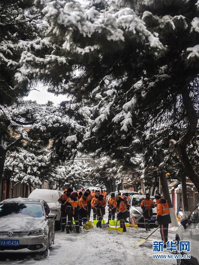 （社會(huì )）（2）長(cháng)春環(huán)衛工人清雪保路暢 