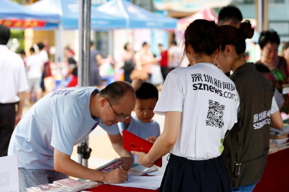 老爸帶著(zhù)孩子來(lái)到活動(dòng)現場(chǎng)捐書(shū)