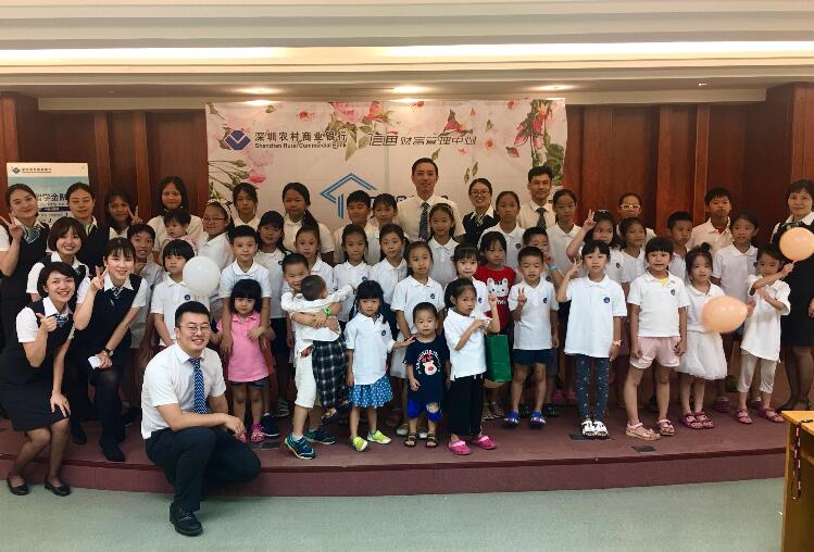 西鄉支行員工與學(xué)子合影留念