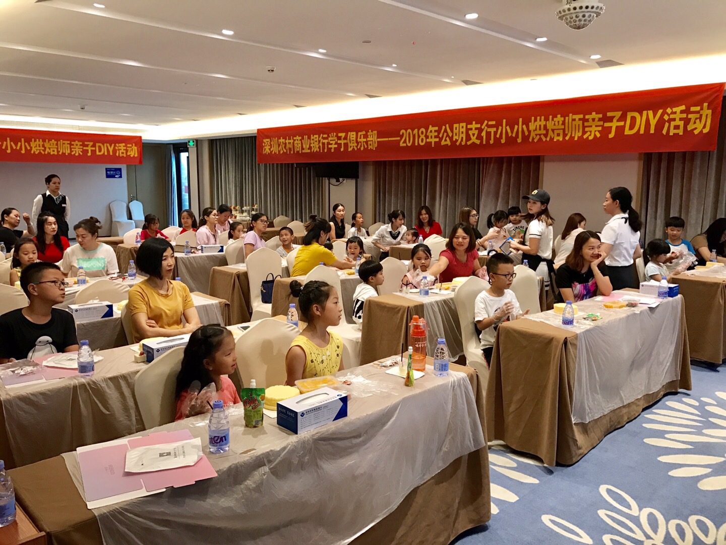 小朋友們認真學(xué)習中