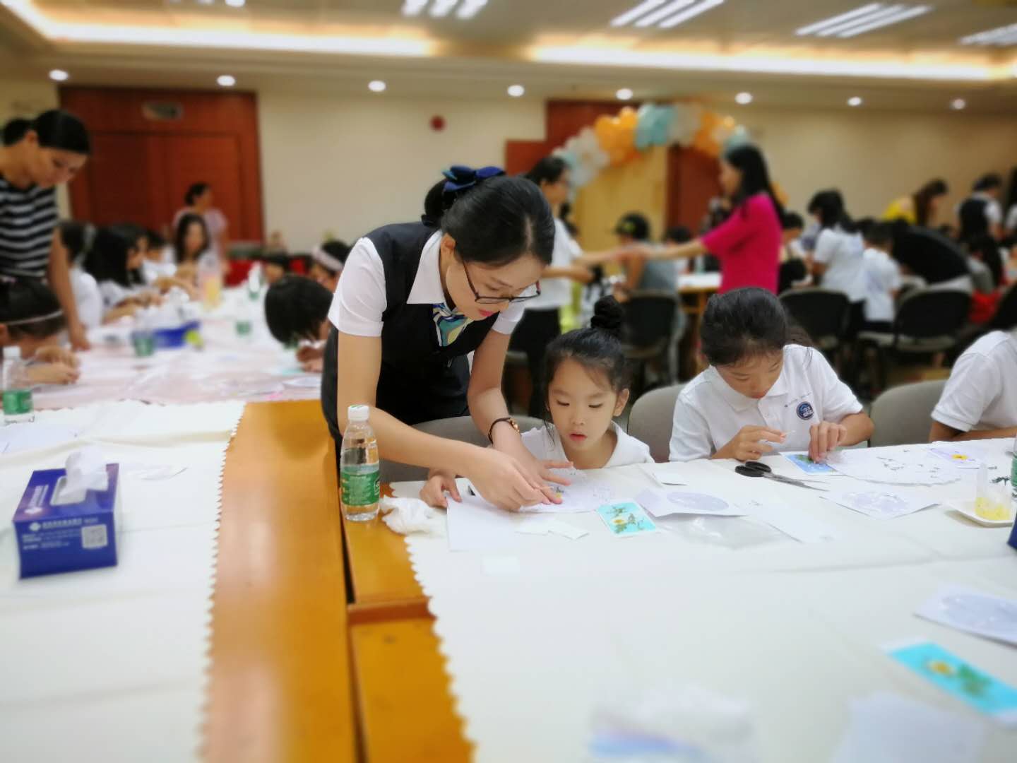 員工耐心指導學(xué)子