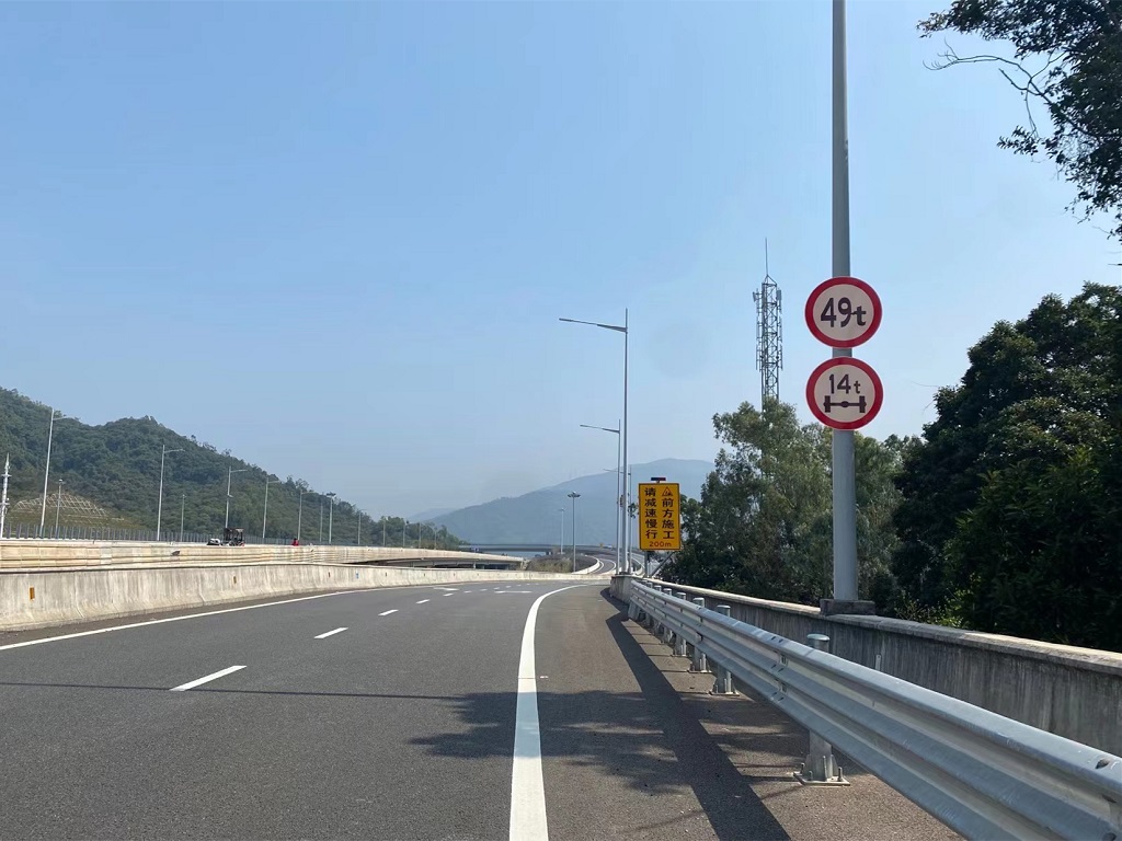 東部過(guò)境高速限載標志2.jpg